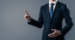 指を立てる男性