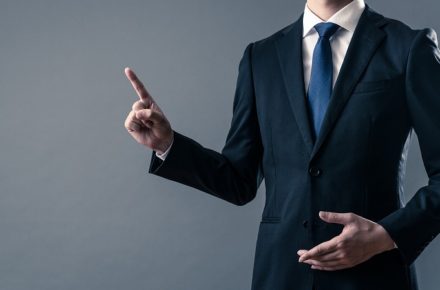 指を立てる男性