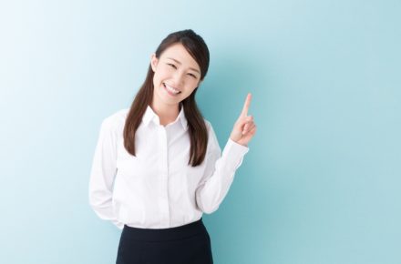 指を立てる女性